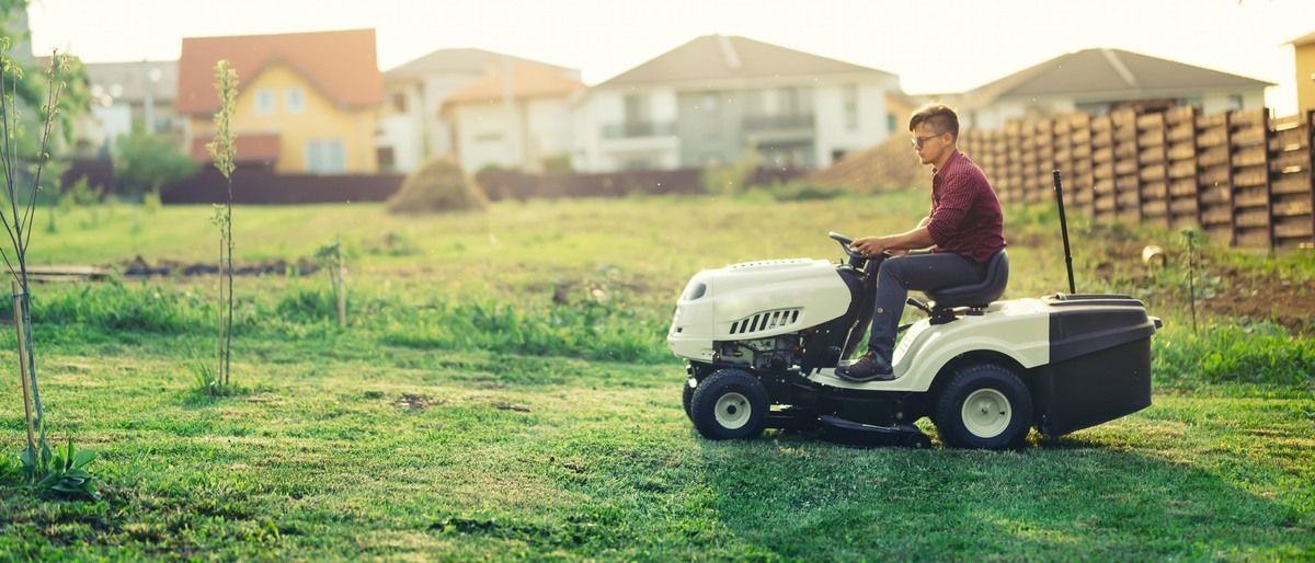 Best Riding Lawn Mowers in 2023 (Comparison Tool & Buying Guide)